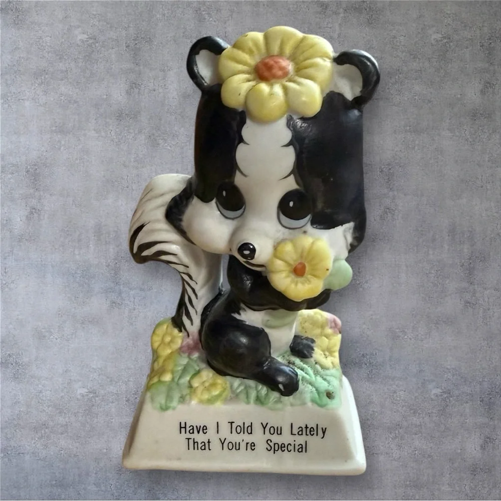 Vintage 1979 Russ Berrie & Co. Ceramic Skunk Figurine (model #818)